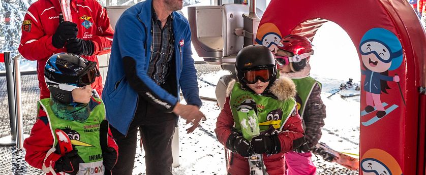 Kindereinstieg bei der Zinsbergbahn Gondel. Eingang für die kleinen durch einen rot gepölsterten Durchgang.