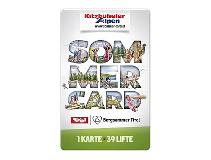 Das Bild zeigt eine Sommerkarte für die Kitzbüheler Alpen, die Zugang zu 39 Liften bietet. Der Hintergrund zeigt Freizeitaktivitäten in der Natur, wie Wandern und Radfahren.