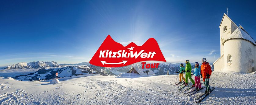 Logo der KitzSkiWelt Tour auf einem Bilder der SkiWelt im Winter.
