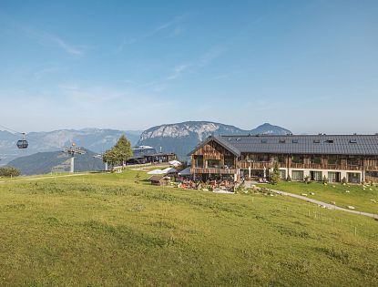 Kraftalm an der kleinen Salve im Sommer, eine Gondel und eine Berglandschaft ist im Hintergrund zu sehen