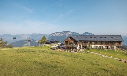 Kraftalm an der kleinen Salve im Sommer, eine Gondel und eine Berglandschaft ist im Hintergrund zu sehen