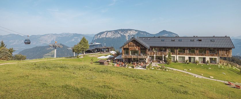 Kraftalm an der kleinen Salve im Sommer, eine Gondel und eine Berglandschaft ist im Hintergrund zu sehen