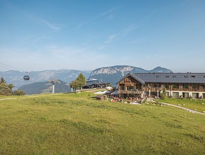 Kraftalm an der kleinen Salve im Sommer, eine Gondel und eine Berglandschaft ist im Hintergrund zu sehen