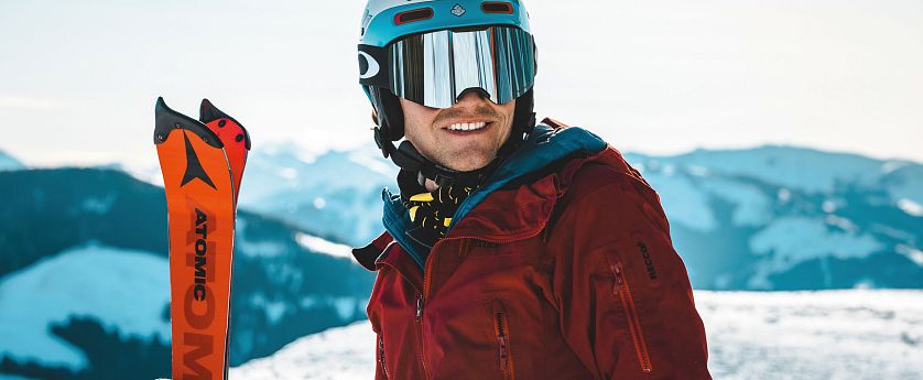 maennlicher-skifahrer-fokus-mit-berge-im-hintergrund-zu-mens-day-in-skiwelt-wilder-kaiser-brixental-13