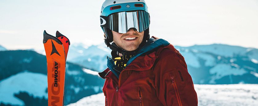 maennlicher-skifahrer-fokus-mit-berge-im-hintergrund-zu-mens-day-in-skiwelt-wilder-kaiser-brixental-2