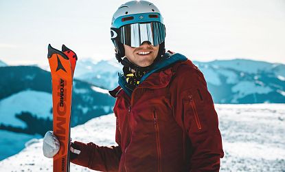 maennlicher-skifahrer-fokus-mit-berge-im-hintergrund-zu-mens-day-in-skiwelt-wilder-kaiser-brixental-27