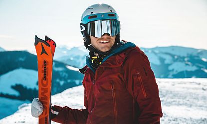 maennlicher-skifahrer-fokus-mit-berge-im-hintergrund-zu-mens-day-in-skiwelt-wilder-kaiser-brixental-5