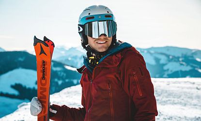 maennlicher-skifahrer-fokus-mit-berge-im-hintergrund-zu-mens-day-in-skiwelt-wilder-kaiser-brixental-71