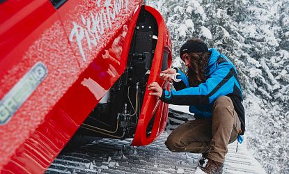 Mechanikerin weiblich beim Schrauben am Pistenbully bei den Bergbahnen SkiWelt Söll