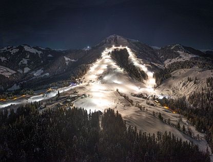 Drohnenaufnahme des Nachtskigebiets in Söll.