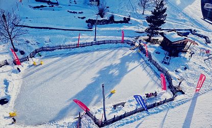 Eislaufplatz in Söll für Kinder.