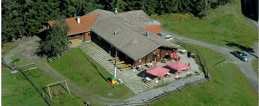 Bild einer Alm von einer Drohne.