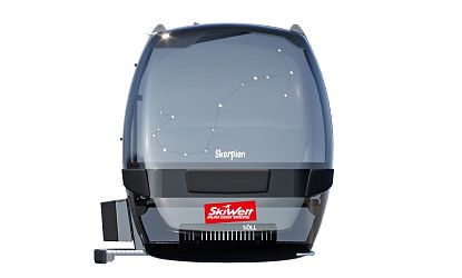 Transparentes Fahrzeugdach mit Sternenbild "Skorpion" und rotem SkiWelt-Logo, das sich darunter befindet.