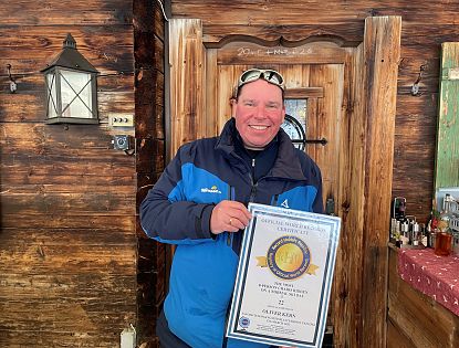 Oliver Kern mit Urkunde