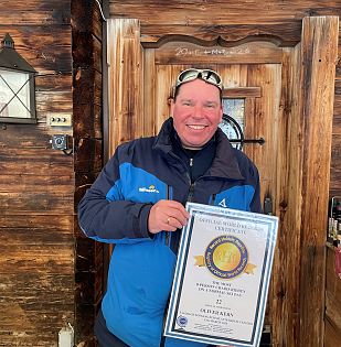 Oliver Kern mit Urkunde