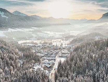 ort-scheffau-am-wilden-kaiser-im-winter-blick-ins-tal-mit-sonne-16