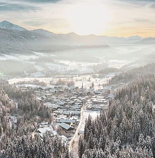 ort-scheffau-am-wilden-kaiser-im-winter-blick-ins-tal-mit-sonne-20