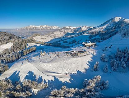 Weitwinkelfoto von der Mittelstation Salvistabahn mit Panoramablick auf die verschneite Winterlandschaft