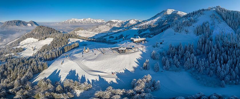 Weitwinkelfoto von der Mittelstation Salvistabahn mit Panoramablick auf die verschneite Winterlandschaft