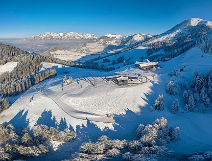 Weitwinkelfoto von der Mittelstation Salvistabahn mit Panoramablick auf die verschneite Winterlandschaft