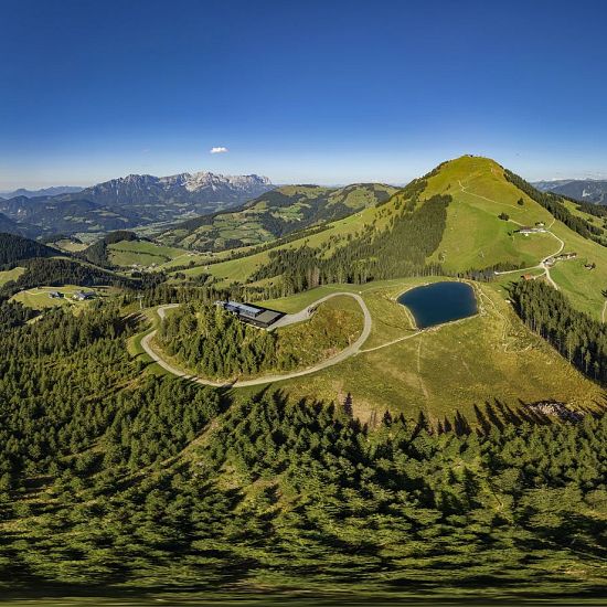 panorama-skiwelt-im-sommer-blick-hohe-salve-und-wilder-kaiser-im-hintergrund