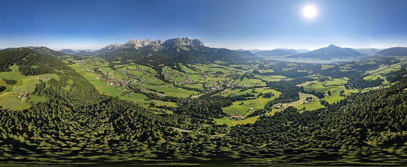 Sommerpanorama der Berge.