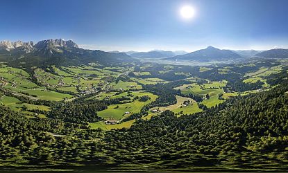 Sommerpanorama der Berge.