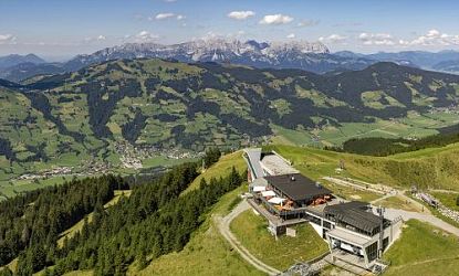 Weitwinkel Panoramablick über die Bergstation Choralpe Westendorf
