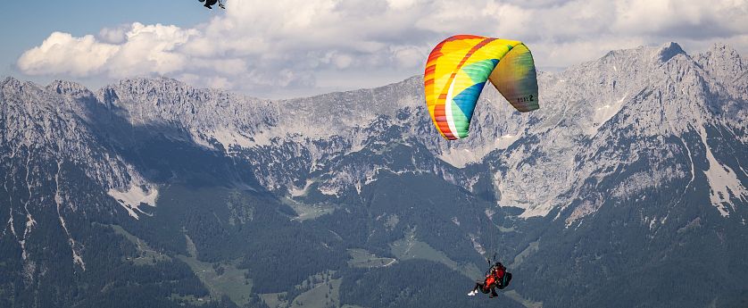 2 Paragleiter über den Wolken.