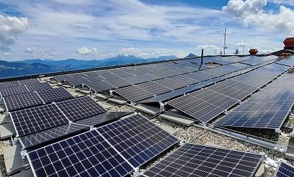 Moderne Photovoltaikanlage auf einer Bergstation in Ellmau in der SkiWelt Wilder Kaiser-Brixental mit weitem Blick auf die Alpen.