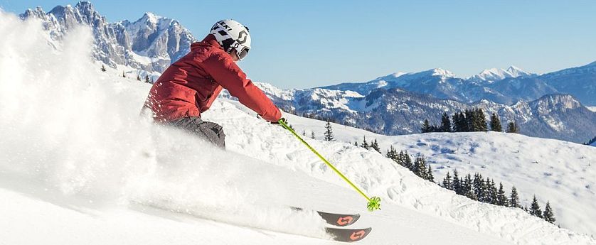 Skifahrer flitzt die Piste hinab in der SkiWelt Wilder Kaiser-Brixental.