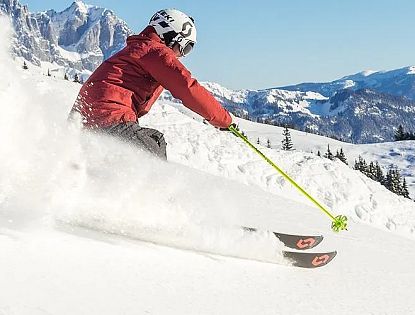 piste-kaiserwetter-skiwelt-wilder-kaiser-brixental-roter-skianzug-gelbe-stoecke-34-5