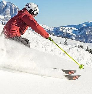 piste-kaiserwetter-skiwelt-wilder-kaiser-brixental-roter-skianzug-gelbe-stoecke-34-9