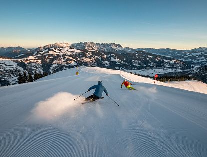 Skifahrer auf der Kandlerabfahrt mit Morgensonne.