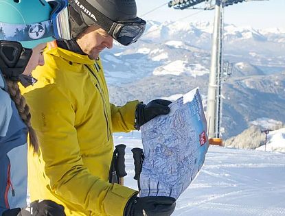 pistenplan-folder-auf-piste-im-hintergrund-salvenbahn-in-skiwelt-hopfgarten-11-5