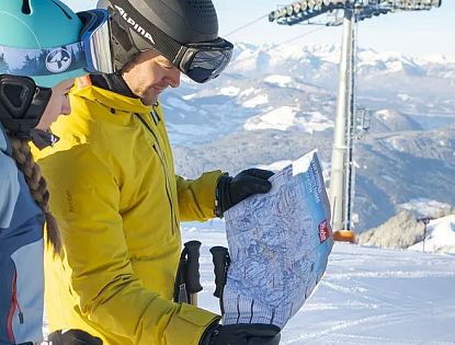 pistenplan-folder-auf-piste-im-hintergrund-salvenbahn-in-skiwelt-hopfgarten-44-4