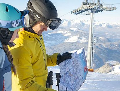 pistenplan-folder-auf-piste-im-hintergrund-salvenbahn-in-skiwelt-hopfgarten-55-4