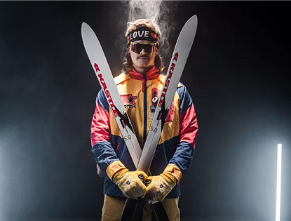 Skifahrer gekleidet wie aus den 90 ern.