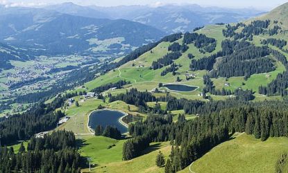 Sommerpanorama über die RiesenWelt mit grünen Wiesen, Wanderwegen, Berggipfeln und Sonnenschein, ideal für Wandern und Natururlaub