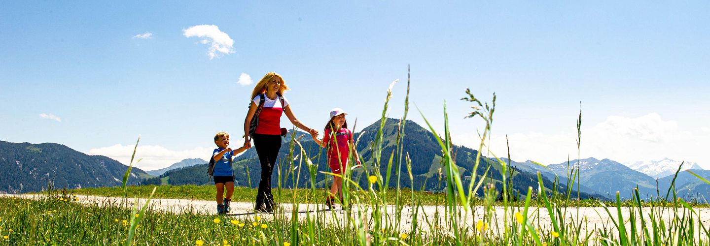 Famile am wandern in der Bergwelt.