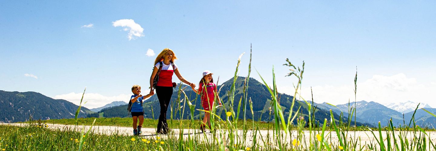 Famile am wandern in der Bergwelt.