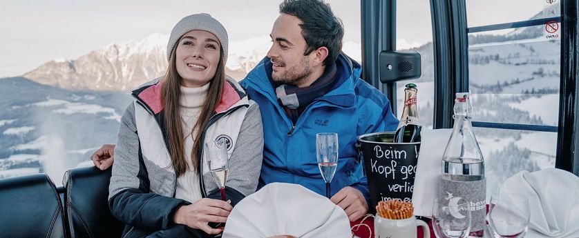 Pärchen in einer Gondel mit Sekt.