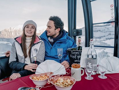 Pärchen in einer Gondel mit Sekt.