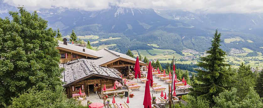 Alm mit Blick auf die Berge.