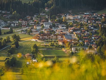 scheffau-am-wilden-kaiser-ortszentrum-im-sommer-26