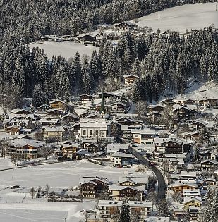 Aufnahme des Ortes Scheffau im Winter.
