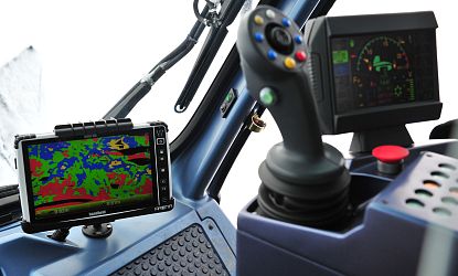 Pistenraupe von innen mit GPS Messgerät.