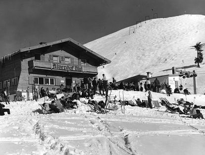 Altes schwarz-weiß Bild einer Almhütte.