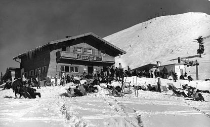 Altes schwarz-weiß Bild einer Almhütte.