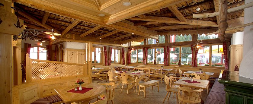 Hütte von innen mit vielen Sitzgelegenheiten.